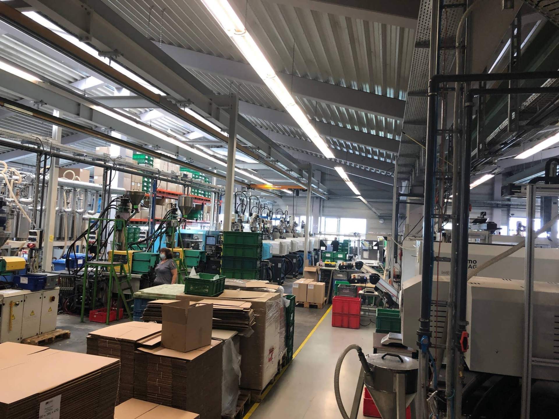 Mittelhalle mit Förderbändern und Prüfplätzen