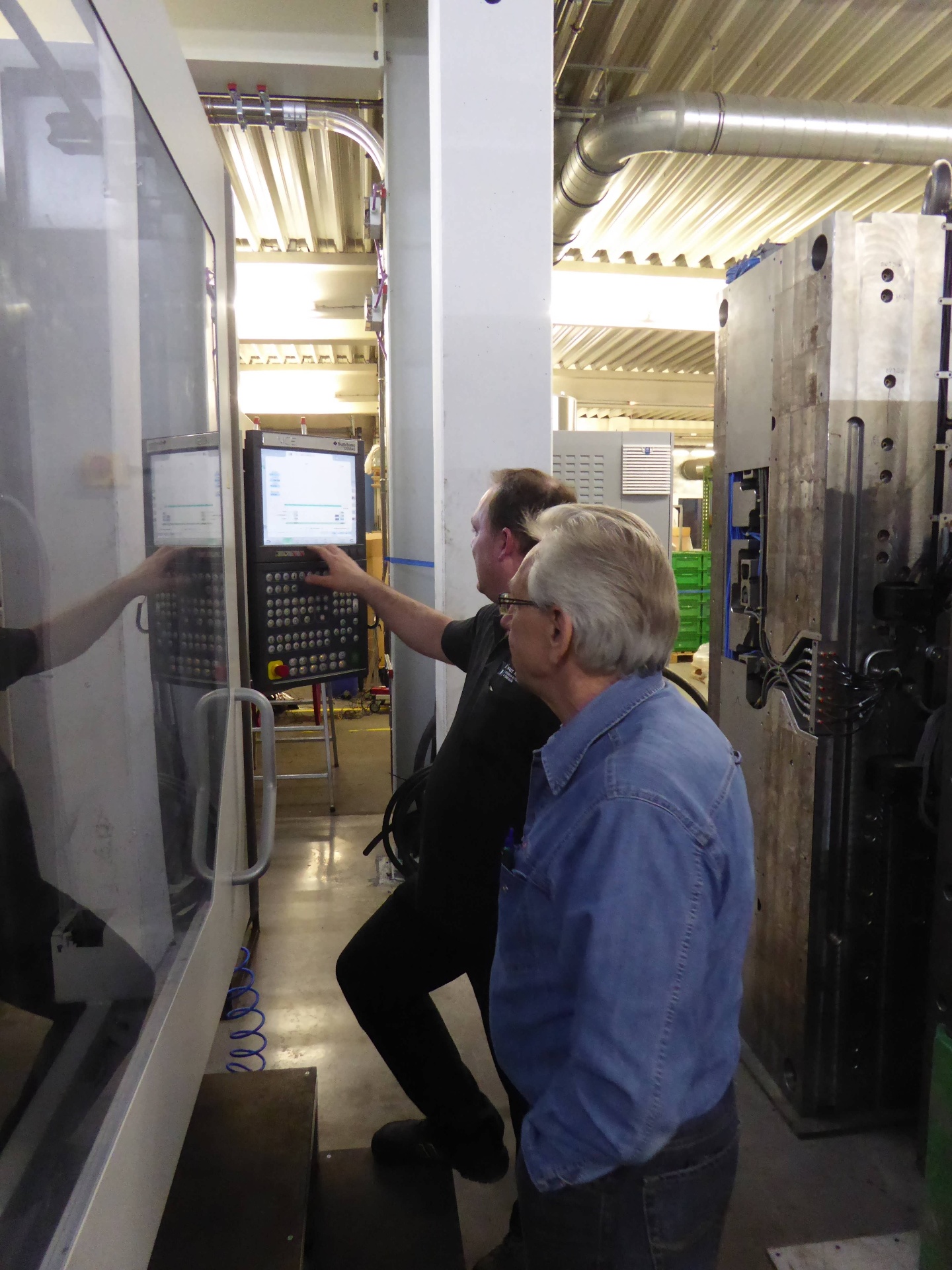Team Projektmanagement an der Maschine